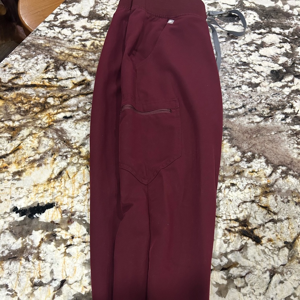 Figs set 
TopRafaela top size small 
Bottoms: Zamora joggers size small